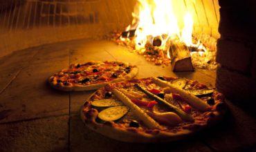Four à pizza au feu de bois : même dans votre jardin